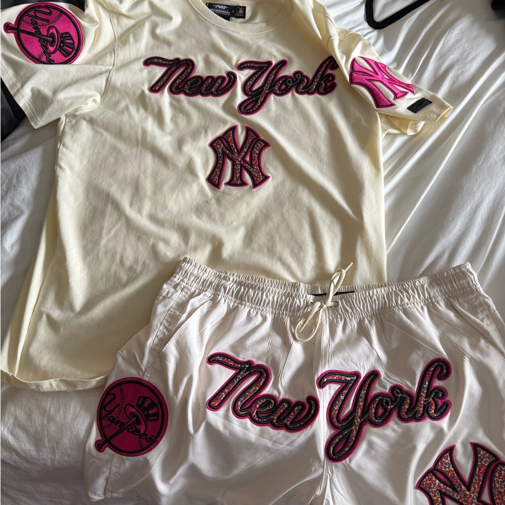 Yankees embroidered rare Cream Athletic Shorts set